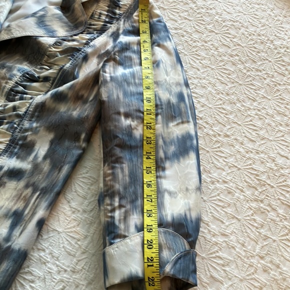 Gorgeous Laura plus blue gray cream “tie dye” effect blazer. - Picture 11 of 15